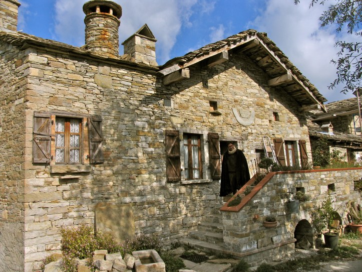 valtola photo IMG_0196 gipi davanti alla sua casa in sasso.