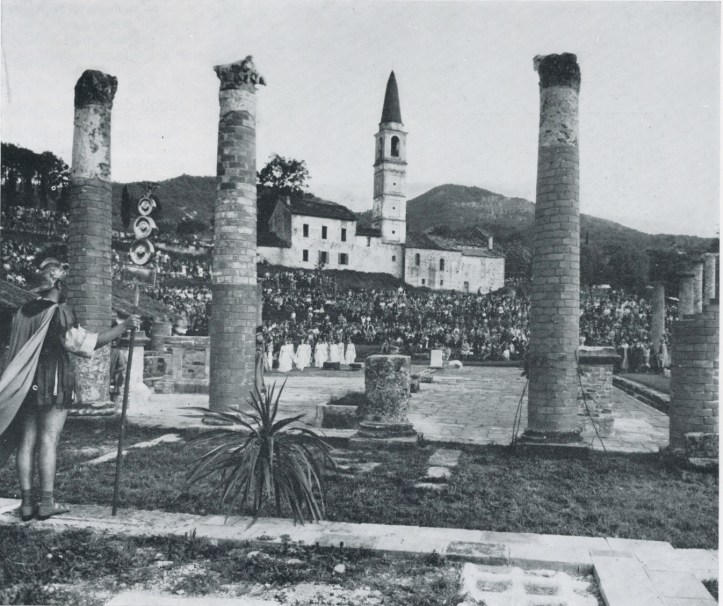 Impressionante vedere come tanta gente affollasse il foro di Veleia che aveva questo aspetto "nudo" senza piante..(clic per ingrandire)