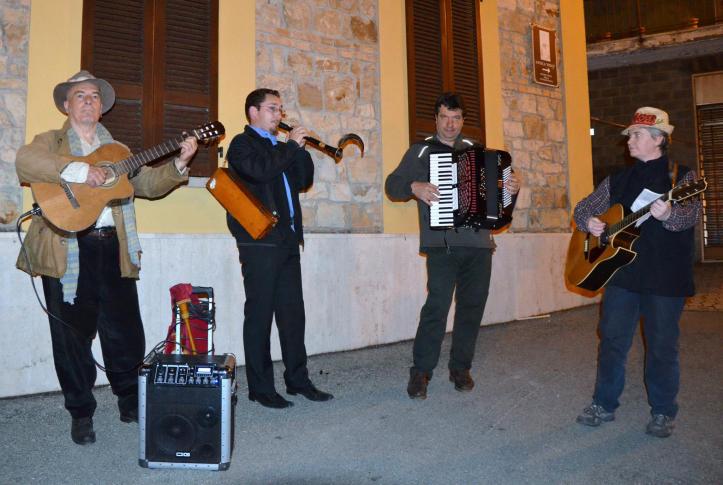 IL CANTO POPOPLARE ACCOMPAGNATO DA SPLENDIDI MUSICISTI...