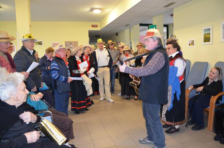 IL CANTAMAGGIO DI VERNASCA OMAGGIA GLI ANZIANI ALLA CASA DI RIPOSO