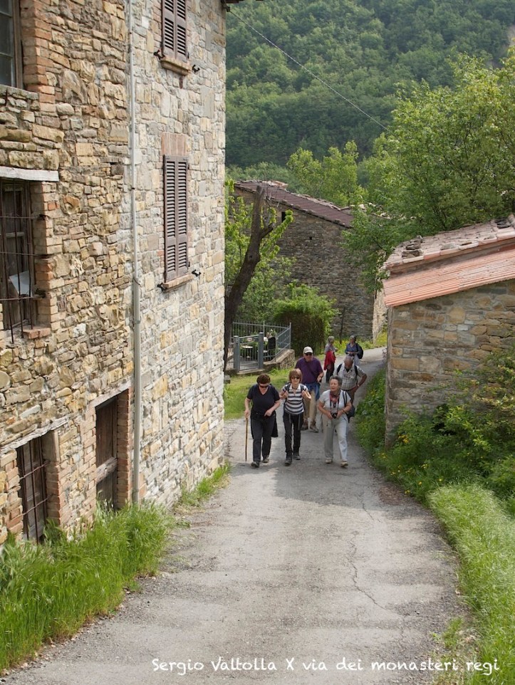 Pellegrini sulla via dei monasteri regi in Mignano di Vernasca