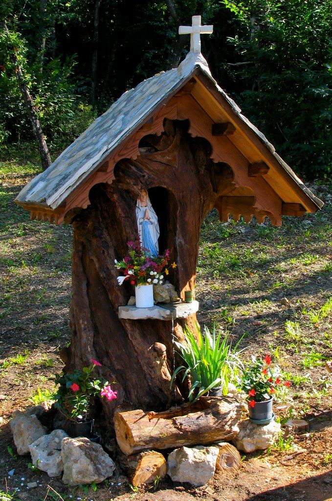 cappelletta votiva ricavata da un vecchio tronco di castagno secolare