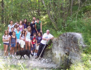 ragazzi con don Plessi presso la fonte dell'acqua puzza (repertorio)